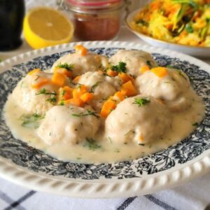 Pulpeciki z łososiem w sosie koperkowym