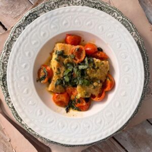 Ryba w sosie bazyliowym z pomidorkami