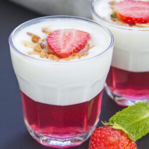 Sernik na zimno z truskawkami