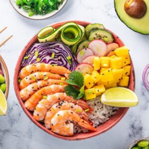 Bowl z krewetkami, awokado, rzodkiewką, tykwą i imbirem