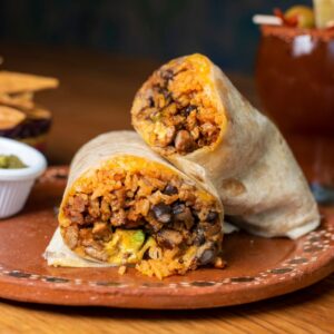 Buritto z mięsem, czerwoną fasolą, kukurydzą i limonką