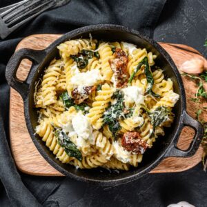 Fusilli z suszonymi pomidorami, szpinakiem i pestkami dyni