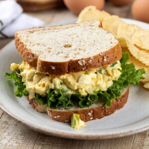 Kanapka z pastą jajeczną i marynowaną papryką