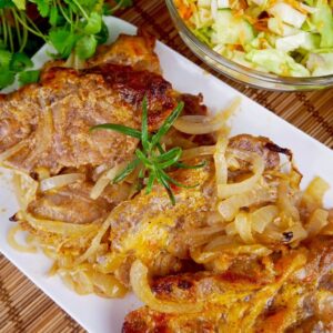 Karkówka pieczona w cebuli