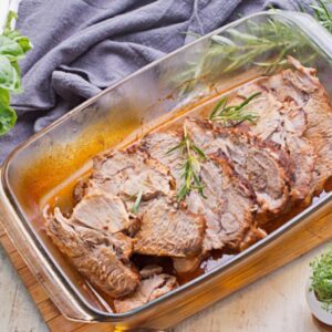 Duszona karkówka w śmietanie i ziołach