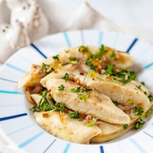 Kopytka z boczkiem i wędzonym serem