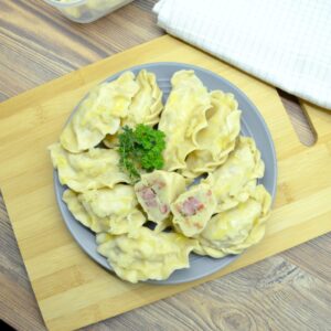 Pierogi z ziemniakami i kiełbasą