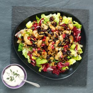 Sałatka z kurczakiem, żurawiną, wędzonym serem i boczkiem