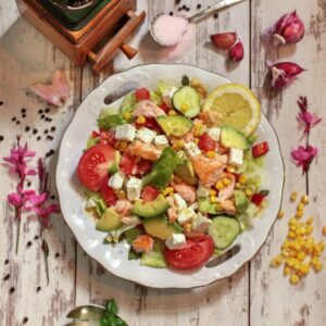 Sałatka z pieczonym łososiem, serem feta i cytrynowym dressingiem