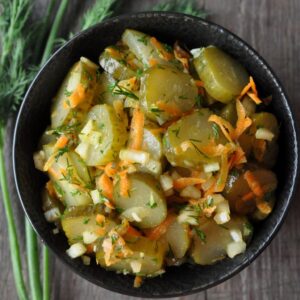 Surówka z ogórka kiszonego