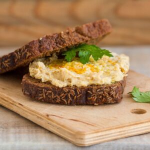 Kanapka z hummusem, serem feta i ogórkiem