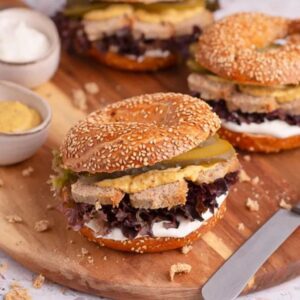 Kanapka z pasztetem, marynowaną papryką i sosem musztardowym