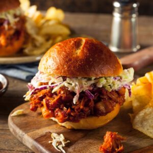 Kanapka z szarpanym kurczakiem, serem chedar i korniszonem