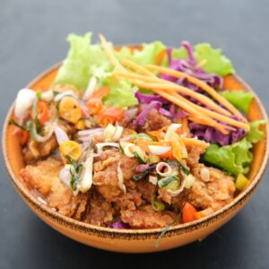 Bowl Korean chicken z ryżem, sałatą pekińską i piklami