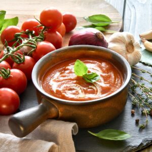 Krem z pomidorów z bazylią i mozzarellą