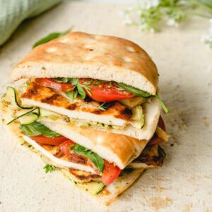 Panini z halloumi, cebulą piklowaną, oliwą czosnkową z ziołami i rukolą