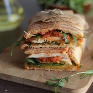 Panini z kurczakiem, mozzarellą, sałatą lodową i sosem farmerskim