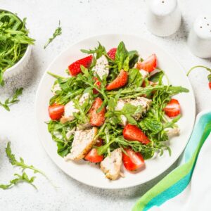 Sałatka z grillowanym kurczakiem, mozzarellą i truskawkami