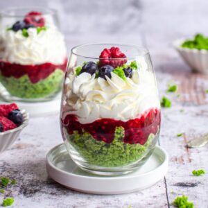 Serniczek zielony mech z owocami