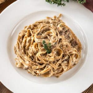 Tagliatelle z sosem grzybowym i parmezanem