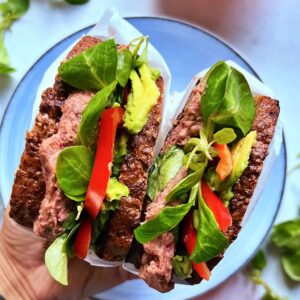 Kanapka z pastą z suszonych pomidorów, rukolą i mozzarellą